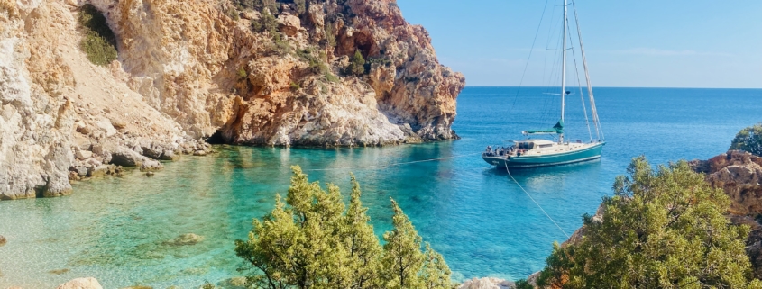 Photo du voilier Venus au mouillage à Polyaigos dans les Cyclades