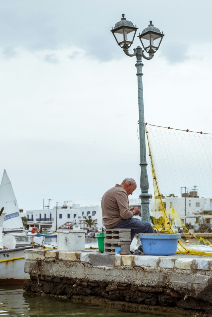 Photo d'un pécheur dans le port d'antiparos