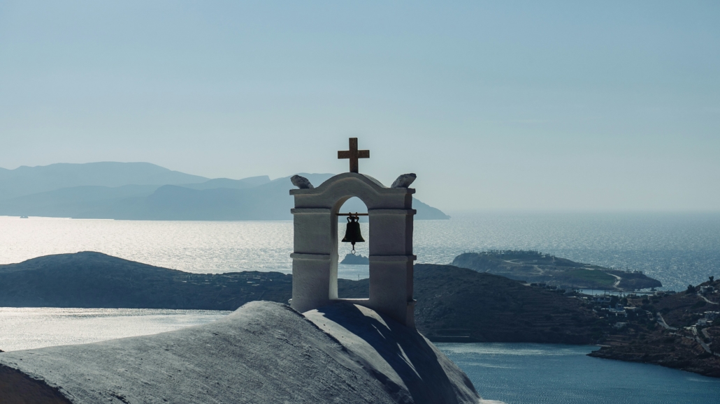 Photo d'une église de Ios avec la vue sur la mer