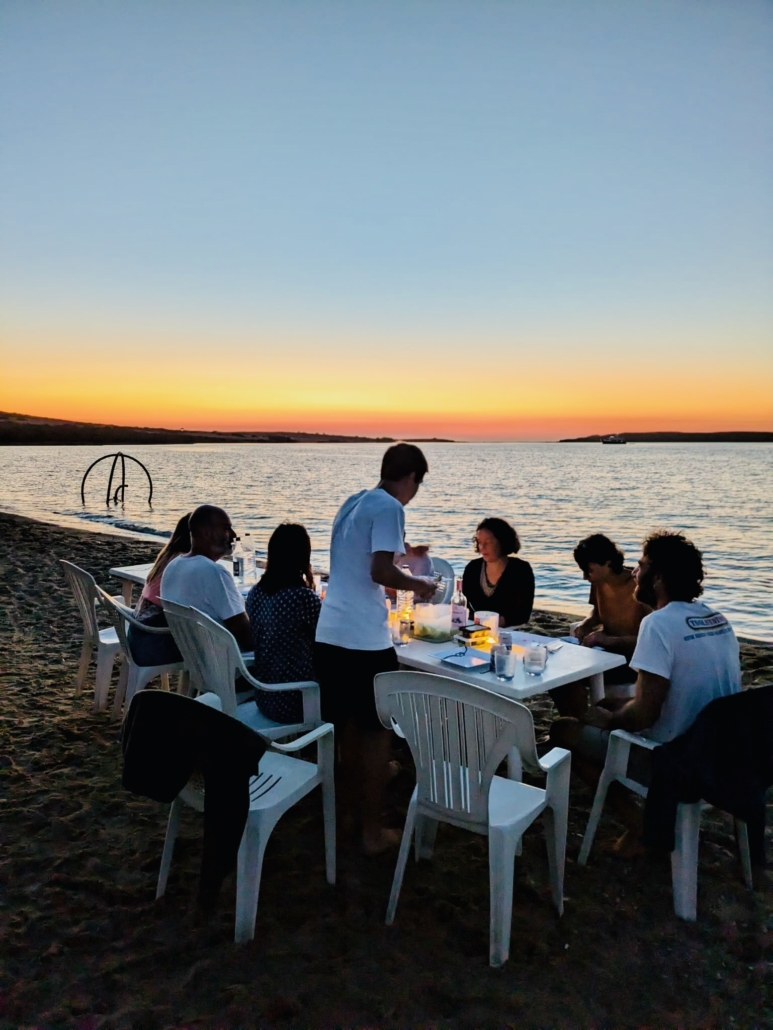 barbecue sur la plage au coucher du soleil