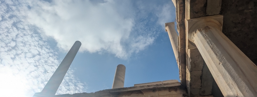 colonnes de marbre du site archéologique de Délos