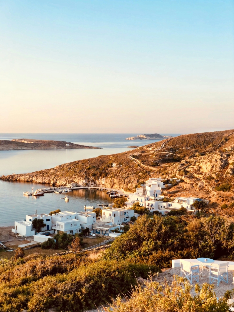 Vue du port de Kimolos depuis la terre