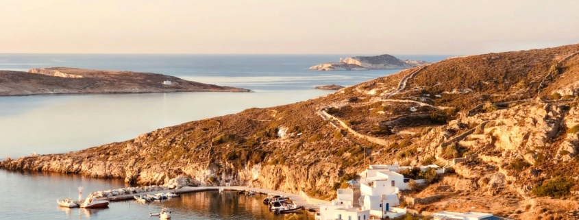 Vue du port de Kimolos depuis la terre